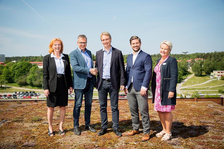 På bild från vänster: Anne-Sophie Arbegard, projektchef Väsby Entré, Mathias Bohman, kommunstyrelsens ordförande Upplands Väsby, Erik Selin, VD Balder, Oskar Weinmar, oppositionsråd Upplands Väsby, Hillevi Engström, kommundirektör Upplands Väsby.
