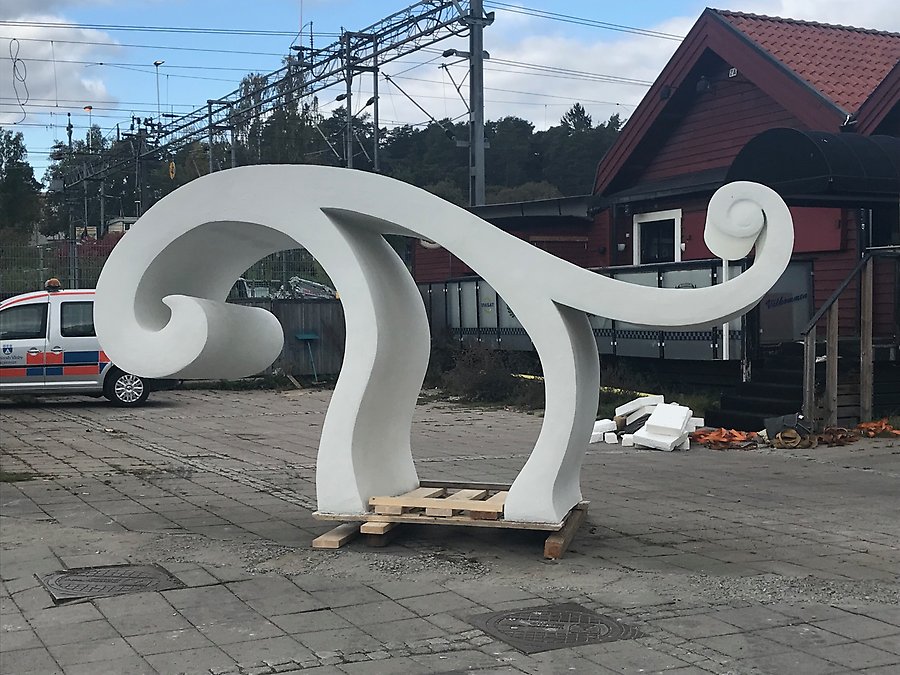 "Piosaurus" vid Upplands Väsby station