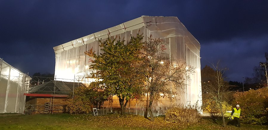 Stora Heriksborg visas täckt under ett stort, vit tält